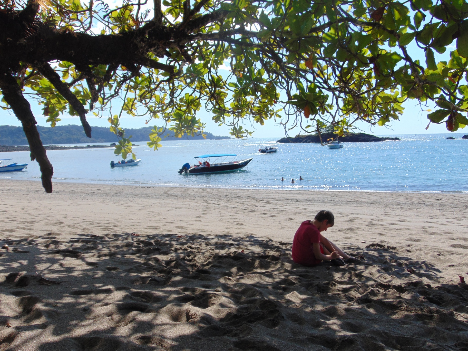Playa tranquila con botes anclados en la Península de Osa