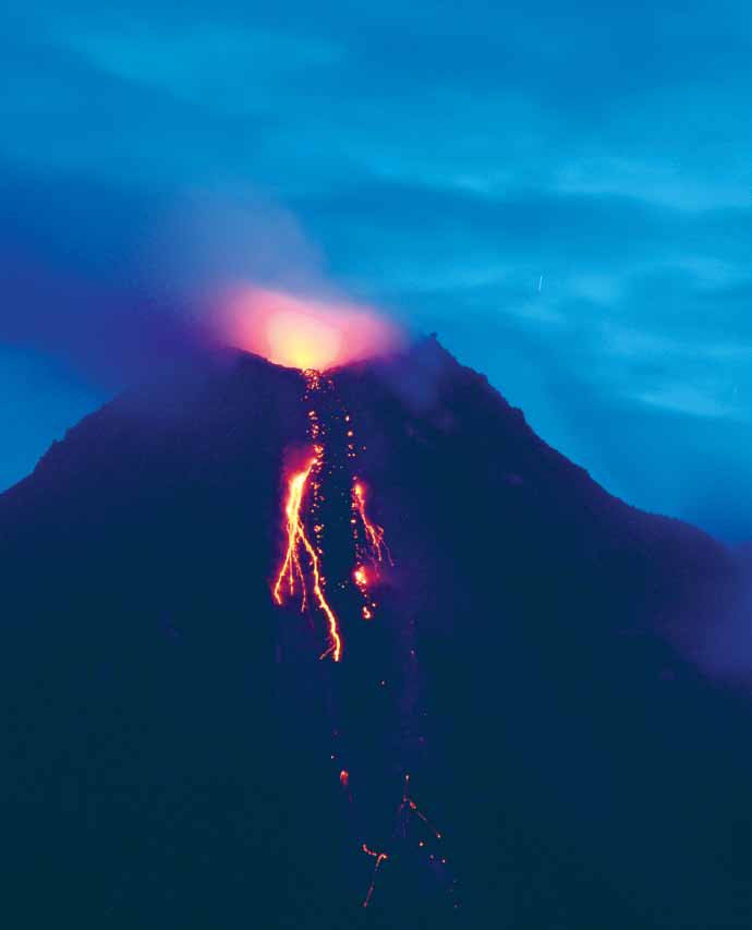 Erupción nocturna del Volcán Arenal