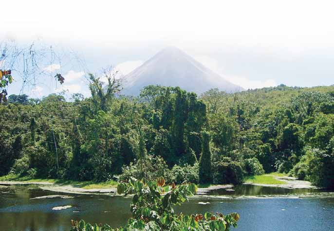 Volcán Arenal desde el embalse